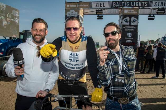 abb Matthias Killing Sascha Vollmer und Alec Voelkel Teilnehmer am Strand bei 10.Jahre Baltic Lights 2026 Promi Charity Schlittenhunderennen zu Gunsten der Welthungerhilfe an der Ostsee zwischen der Seebruecke Ahlbeck und der Seebruecke Heringsdorf ,Samstag 07.03.2026 in Heringsdorf MV Deutschland