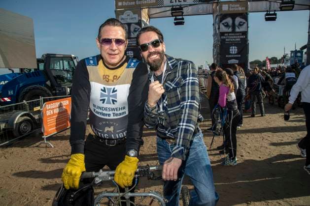 abb Sascha Vollmer und Alec Voelkel Teilnehmer am Strand bei 10.Jahre Baltic Lights 2026 Promi Charity Schlittenhunderennen zu Gunsten der Welthungerhilfe an der Ostsee zwischen der Seebruecke Ahlbeck und der Seebruecke Heringsdorf ,Samstag 07.03.2026 in Heringsdorf MV Deutschland
