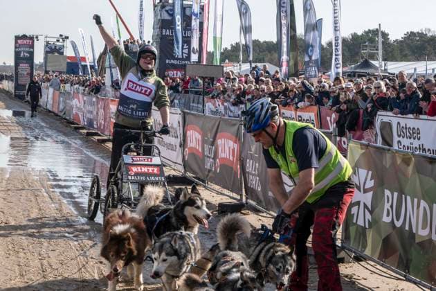abb Walter Lehnertz Teilnehmer mit Hunden am Strand bei 10.Jahre Baltic Lights 2026 Promi Charity Schlittenhunderennen zu Gunsten der Welthungerhilfe an der Ostsee zwischen der Seebruecke Ahlbeck und der Seebruecke Heringsdorf ,Samstag 07.03.2026 in Heringsdorf MV Deutschland
