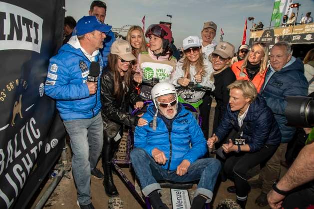 abb Till Demtroeder, Simone Thomalla, Nina Ensmann, Dieter Hallervorden, Tanja Lanäus, Janine Kunze, Seraphina Kalze, Sanna Englund und Till Backhaus Teilnehmer am Strand bei 10.Jahre Baltic Lights 2026 Promi Charity Schlittenhunderennen zu Gunsten der Welthungerhilfe an der Ostsee zwischen der Seebruecke Ahlbeck und der Seebruecke Heringsdorf ,Samstag 07.03.2026 in Heringsdorf MV Deutschland