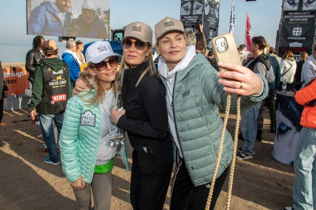 abb Tanja Lanäus, Janine Kunze und Sanna Englund Teilnehmer am Strand bei 10.Jahre Baltic Lights 2026 Promi Charity Schlittenhunderennen zu Gunsten der Welthungerhilfe an der Ostsee zwischen der Seebruecke Ahlbeck und der Seebruecke Heringsdorf ,Samstag 07.03.2026 in Heringsdorf MV Deutschland