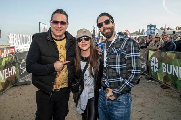 abb Sascha Vollmer, Simone Thomalla und Alec Voelkel Teilnehmer am Strand bei 10.Jahre Baltic Lights 2026 Promi Charity Schlittenhunderennen zu Gunsten der Welthungerhilfe an der Ostsee zwischen der Seebruecke Ahlbeck und der Seebruecke Heringsdorf ,Samstag 07.03.2026 in Heringsdorf MV Deutschland