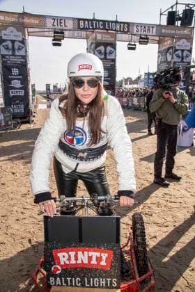 abb Simone Thomalla Teilnehmerin am Strand bei 10.Jahre Baltic Lights 2026 Promi Charity Schlittenhunderennen zu Gunsten der Welthungerhilfe an der Ostsee zwischen der Seebruecke Ahlbeck und der Seebruecke Heringsdorf ,Samstag 07.03.2026 in Heringsdorf MV Deutschland