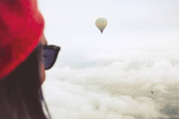 Göreme, Türkei — 27. Dezember 2024: Die weibliche Passagierin steht mitten in der Luft und genießt im Winter die Aussicht im Heißluftballonkorb. Konzept einer Attraktion im Heißluftballon in Kappadokien Goreme, Turkey - 27th december, 2024: girl passenger point of view stand mid air enjoy views inside hot air balloon basket in winter. Cappadocia hot air balloon flight attraction concept Copyright: imageBROKER EvaldasxMikoliunas ibxemi16792063.jpg ,model released, Symbolfoto ,property released