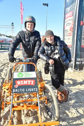 Maris Atalay und Vater Erdogan Atalay beim BALTIC LIGHTS-WARM UP 2026 Charity Schilttenhunderennen in Heringsdorf auf Usedom am 07.03.2026
