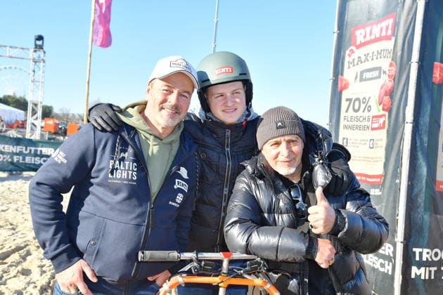 Till Demtroeder, Maris Atalay und Vater Erdogan Atalay beim BALTIC LIGHTS-WARM UP 2026 Charity Schilttenhunderennen in Heringsdorf auf Usedom am 07.03.2026