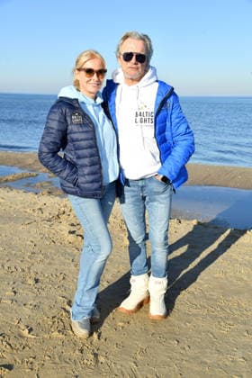 Wolfgang Lippert mit Ehefrau Gesine Lippert beim BALTIC LIGHTS-WARM UP 2026 Charity Schilttenhunderennen in Heringsdorf auf Usedom am 07.03.2026