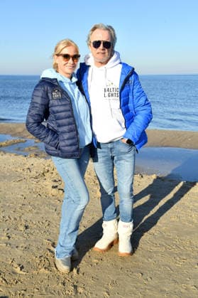 Wolfgang Lippert mit Ehefrau Gesine Lippert beim BALTIC LIGHTS-WARM UP 2026 Charity Schilttenhunderennen in Heringsdorf auf Usedom am 07.03.2026