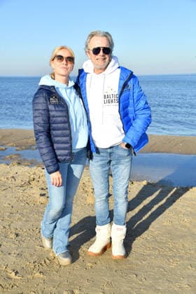 Wolfgang Lippert mit Ehefrau Gesine Lippert beim BALTIC LIGHTS-WARM UP 2026 Charity Schilttenhunderennen in Heringsdorf auf Usedom am 07.03.2026