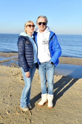 Wolfgang Lippert mit Ehefrau Gesine Lippert beim BALTIC LIGHTS-WARM UP 2026 Charity Schilttenhunderennen in Heringsdorf auf Usedom am 07.03.2026