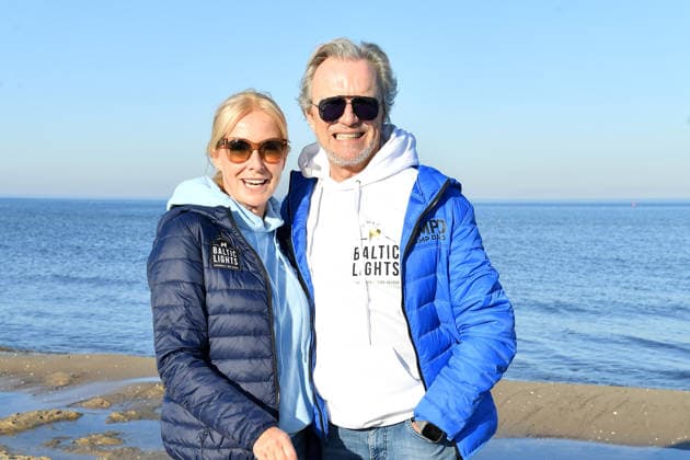 Wolfgang Lippert mit Ehefrau Gesine Lippert beim BALTIC LIGHTS-WARM UP 2026 Charity Schilttenhunderennen in Heringsdorf auf Usedom am 07.03.2026