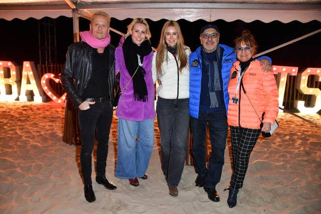 Roman Knizka, Franziska Hippe, Nina Ensmann, Wolfgang Stumph und Christine Stumph beim BALTIC LIGHTS-WARM UP 2026 Charity Schilttenhunderennen in Heringsdorf auf Usedom am 07.03.2026