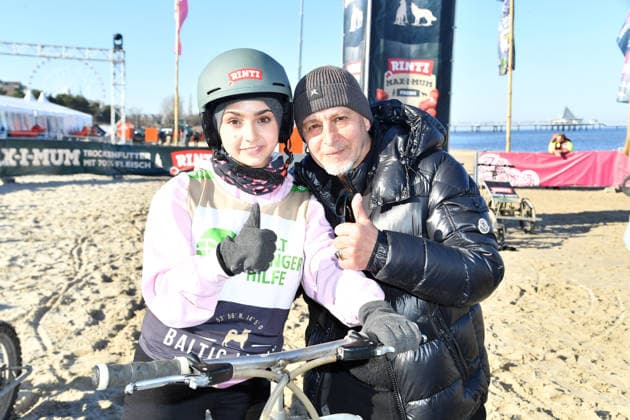 Amira Pollmann und Vater Erdogan Atalay beim BALTIC LIGHTS-WARM UP 2026 Charity Schilttenhunderennen in Heringsdorf auf Usedom am 07.03.2026