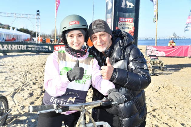 Amira Pollmann und Vater Erdogan Atalay beim BALTIC LIGHTS-WARM UP 2026 Charity Schilttenhunderennen in Heringsdorf auf Usedom am 07.03.2026