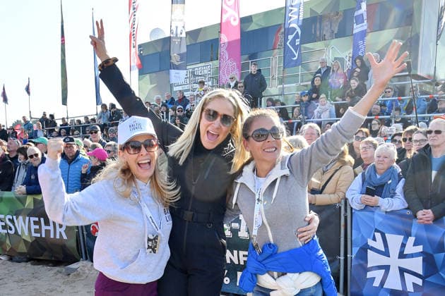 Tanja Lanäus, Janine Kunze und Katja Woywood beim BALTIC LIGHTS 2026 Charity Schilttenhunderennen in Heringsdorf auf Usedom am 07.03.2026