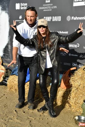 Bernhard Bettermann und Simone Thomalla beim BALTIC LIGHTS 2026 Charity Schilttenhunderennen in Heringsdorf auf Usedom am 07.03.2026