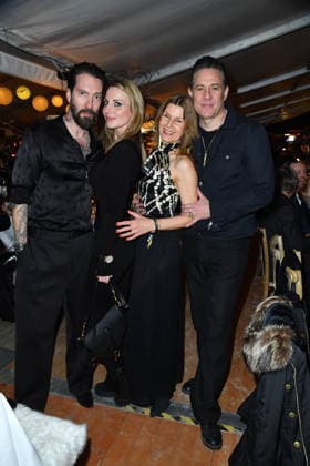Alec Voelkel mit Ehefrau Johanna Völkel und Sascha Vollmer mit Ehefrau Jennifer Vollmer beim BALTIC LIGHTS 2026 Charity Schilttenhunderennen in Heringsdorf auf Usedom am 07.03.2026
