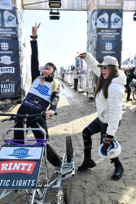 Janine Kunze und Simone Thomalla beim BALTIC LIGHTS 2026 Charity Schilttenhunderennen in Heringsdorf auf Usedom am 07.03.2026