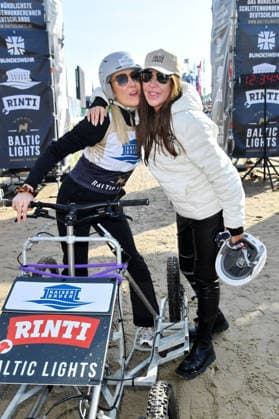 Janine Kunze und Simone Thomalla beim BALTIC LIGHTS 2026 Charity Schilttenhunderennen in Heringsdorf auf Usedom am 07.03.2026