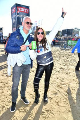 Simone Thomalla mit Partner Rene Marchand beim BALTIC LIGHTS 2026 Charity Schilttenhunderennen in Heringsdorf auf Usedom am 07.03.2026