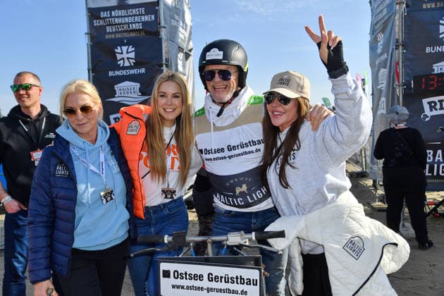 Gesine Lippert, Nina Ensmann, Wolfgang Lippert und Simone Thomalla beim BALTIC LIGHTS 2026 Charity Schilttenhunderennen in Heringsdorf auf Usedom am 07.03.2026