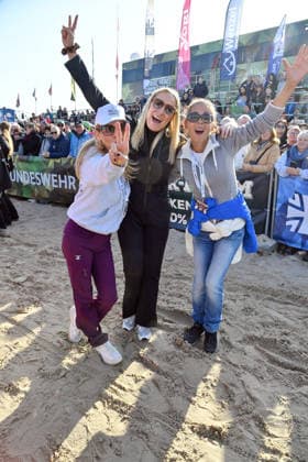 Tanja Lanäus, Janine Kunze und Katja Woywood beim BALTIC LIGHTS 2026 Charity Schilttenhunderennen in Heringsdorf auf Usedom am 07.03.2026