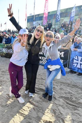 Tanja Lanäus, Janine Kunze und Katja Woywood beim BALTIC LIGHTS 2026 Charity Schilttenhunderennen in Heringsdorf auf Usedom am 07.03.2026