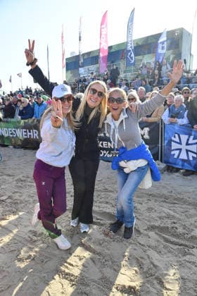 Tanja Lanäus, Janine Kunze und Katja Woywood beim BALTIC LIGHTS 2026 Charity Schilttenhunderennen in Heringsdorf auf Usedom am 07.03.2026