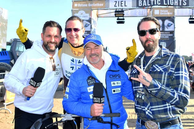 Matthias Killing, Sascha Vollmer, Till Demtroeder und Alec Voelkel beim BALTIC LIGHTS 2026 Charity Schilttenhunderennen in Heringsdorf auf Usedom am 07.03.2026
