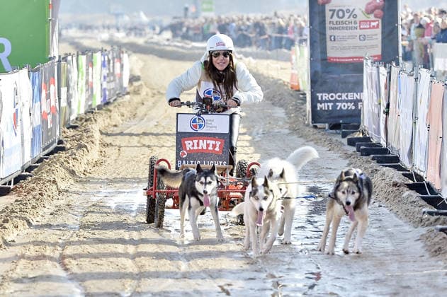 Simone Thomalla beim BALTIC LIGHTS 2026 Charity Schilttenhunderennen in Heringsdorf auf Usedom am 07.03.2026