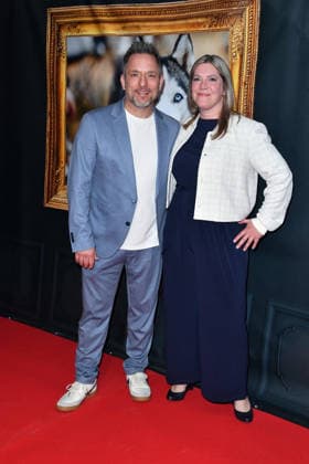 Lars Pape mit Ehefrau Esther-Maria Pape beim BALTIC LIGHTS 2026 Charity Schilttenhunderennen in Heringsdorf auf Usedom am 07.03.2026