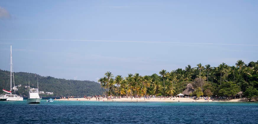 Samana. Die Bacardi Insel. - Blick auf den Playa Cayo Lavantado, einem beliebten Strand auf der sogenannten Bacardi-Insel in der Meeresbucht von Samana (Dominikanische Republik). Bekannt wurde das Eiland mit weißem Sand und Palmen durch die legendäre Bacardi-Werbung in den 1970er-Jahren. Samana Dominikanische Republik *** Samana The Bacardi Island View of Playa Cayo Lavantado, a popular beach on the so-called Bacardi Island in the bay of Samana Dominican Republic The island with white sand and palm trees became famous through the legendary Bacardi advertisement in the 1970s Samana Dominican Republic