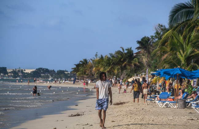 Jamaika. Am Seven Mile Beach. - Gut zehn Kilometer soll er angeblich lang sein, der vielleicht schönste Strand Jamaikas - der Seven Mile Beach an der Westküste Jamaikas. Der mit Palmen bewachsene Sandstreifen, an dem auch viele Hotels (nicht höher als eine Palme) und Strandbars zu finden sind, ist bei Einheimischen und Touristen gleichermaßen sehr beliebt. Montego Bay Jamaika *** Jamaica At Seven Mile Beach It is said to be a good ten kilometers long, perhaps the most beautiful beach in Jamaica Seven Mile Beach on the west coast of Jamaica The palm-covered strip of sand, where many hotels no taller than a palm tree and beach bars can be found, is very popular with locals and tourists alike Montego Bay Jamaica