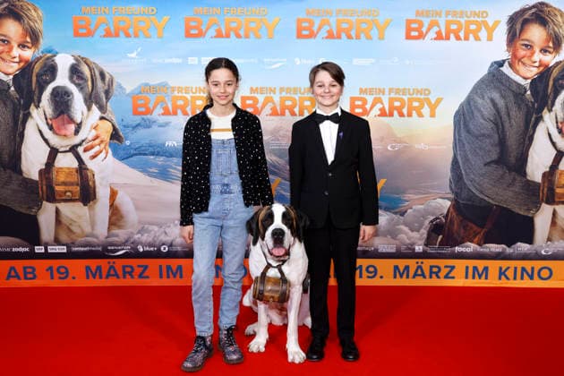 Die Kinderschauspieler Alma Büchenbacher und Paco von Wyss mit Hund Barry bei der Premiere des Films Mein Freund Barry , einem Kinderfilm über einen Lawinenhund, im Cinedom Kino. Köln, 08.03.2026 NRW Deutschland Copyright: xChristophxHardtx