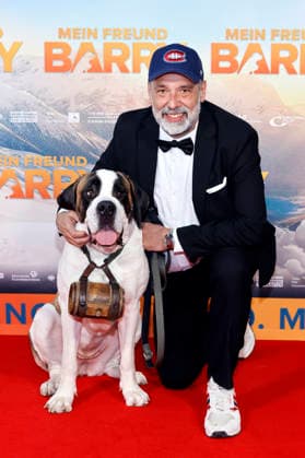 Regisseur Markus Welter mit Hund Barry bei der Premiere des Films Mein Freund Barry , einem Kinderfilm über einen Lawinenhund, im Cinedom Kino. Köln, 08.03.2026 NRW Deutschland Copyright: xChristophxHardtx