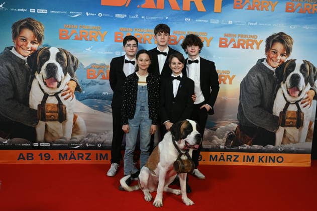Darsteller Mael Gallati, Lino Good, Maxim Kämpf, Alma Büchenbacher, Paco von Wyss als Georg, Bernhardiner Barry kommt zur Filmpremiere von Film Mein Freund Barry in den Kölner Cinedom