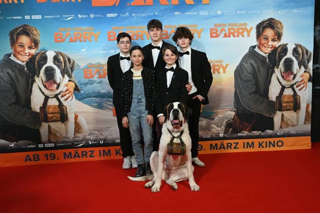 Darsteller Mael Gallati, Lino Good, Maxim Kämpf, Alma Büchenbacher, Paco von Wyss als Georg, Bernhardiner Barry kommt zur Filmpremiere von Film Mein Freund Barry in den Kölner Cinedom