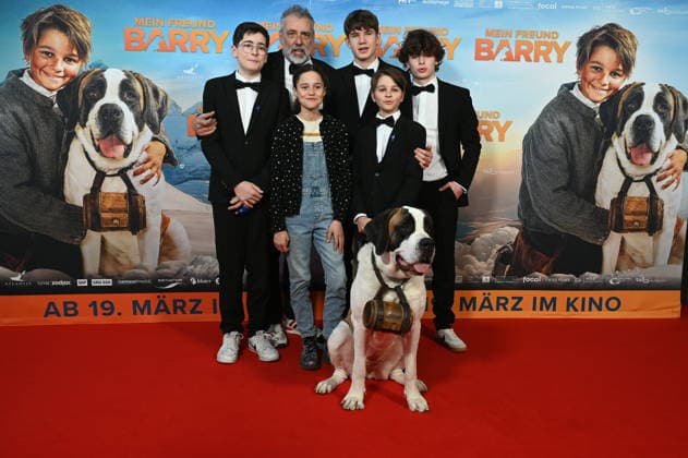 Darsteller Mael Gallati, Lino Good, Maxim Kämpf, Alma Büchenbacher, Paco von Wyss als Georg, Regisseur Markus Welter mit Bernhardiner Barry kommt zur Filmpremiere von Film Mein Freund Barry in den Kölner Cinedom