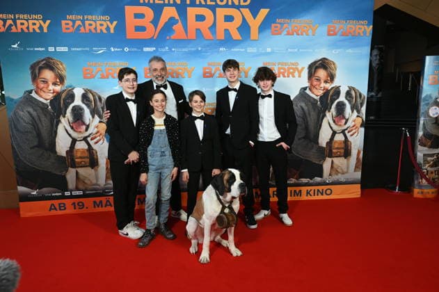 Darsteller Mael Gallati, Lino Good, Maxim Kämpf, Alma Büchenbacher, Paco von Wyss als Georg, Regisseur Markus Welter mit Bernhardiner Barry kommt zur Filmpremiere von Film Mein Freund Barry in den Kölner Cinedom