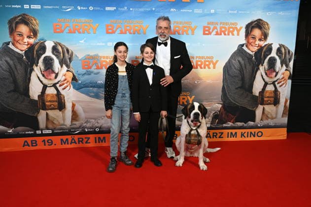 Darsteller Alma Büchenbacher, Paco von Wyss als Georg, Regisseur Markus Welter mit Bernhardiner Barry kommt zur Filmpremiere von Film Mein Freund Barry in den Kölner Cinedom