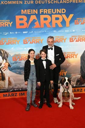 Darsteller Alma Büchenbacher, Paco von Wyss als Georg, Regisseur Markus Welter mit Bernhardiner Barry kommt zur Filmpremiere von Film Mein Freund Barry in den Kölner Cinedom