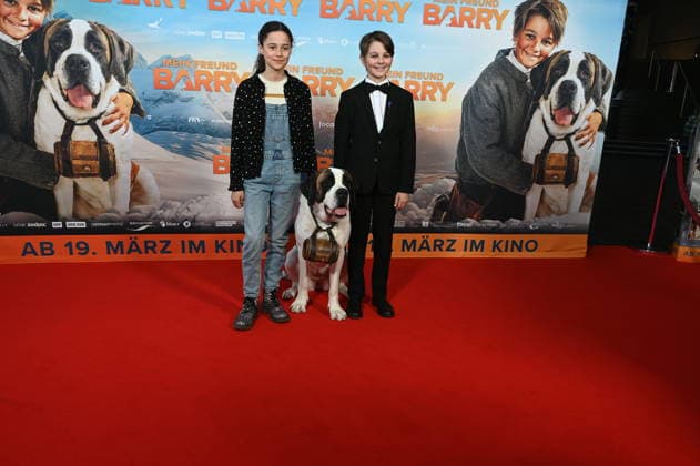 Darsteller Alma Büchenbacher, Paco von Wyss als Georg mit Bernhardiner Barry kommt zur Filmpremiere von Film Mein Freund Barry in den Kölner Cinedom