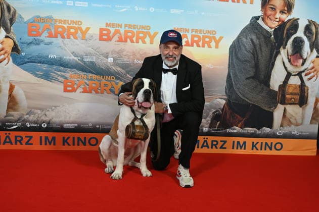 Bernhardiner Barry und Regisseur Markus Welter kommt zur Filmpremiere von Film Mein Freund Barry in den Kölner Cinedom