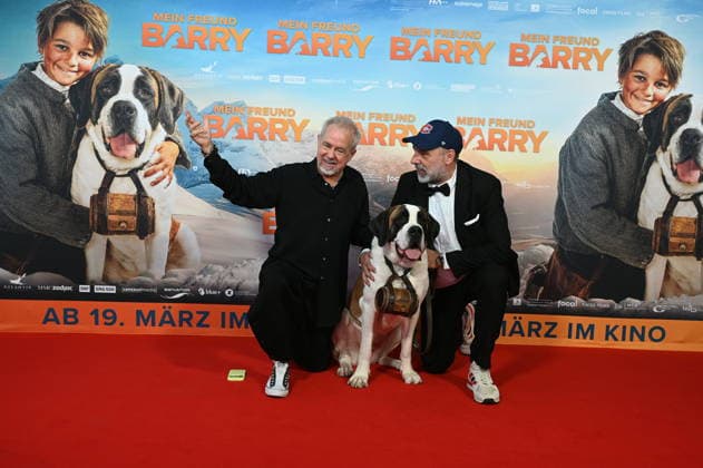Musiker Helmut Zerlett, Bernhardiner Barry und Regisseur Markus Welter , l-r, kommt zur Filmpremiere von Film Mein Freund Barry in den Kölner Cinedom