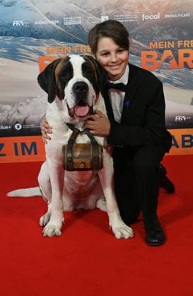Darsteller Paco von Wyss mit dem schweizer Georg mit Bernhardiner Hund Barry kommt zur Filmpremiere von Film Mein Freund Barry in den Kölner Cinedom