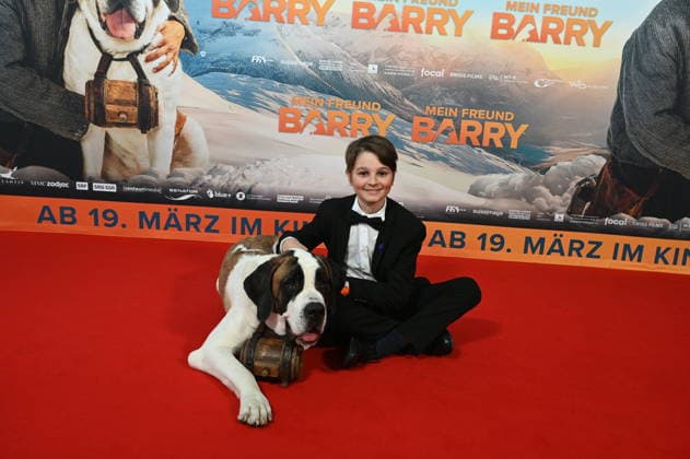 Darsteller Paco von Wyss mit dem schweizer Georg mit Bernhardiner Hund Barry kommt zur Filmpremiere von Film Mein Freund Barry in den Kölner Cinedom