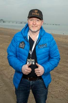 abb Joey Kelly beim Sonntags Spaziergang am Strand an der Ostsee, bei 10.Jahre Baltic Lights 2026 Promi Charity Schlittenhunderennen zu Gunsten der Welthungerhilfe an der Ostsee zwischen der Seebruecke Ahlbeck und der Seebruecke Heringsdorf ,Samstag 07.03.2026 in Heringsdorf MV Deutschland