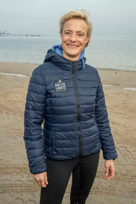 abb Seraphina Kalze beim Sonntags Spaziergang am Strand an der Ostsee, bei 10.Jahre Baltic Lights 2026 Promi Charity Schlittenhunderennen zu Gunsten der Welthungerhilfe an der Ostsee zwischen der Seebruecke Ahlbeck und der Seebruecke Heringsdorf ,Samstag 07.03.2026 in Heringsdorf MV Deutschland