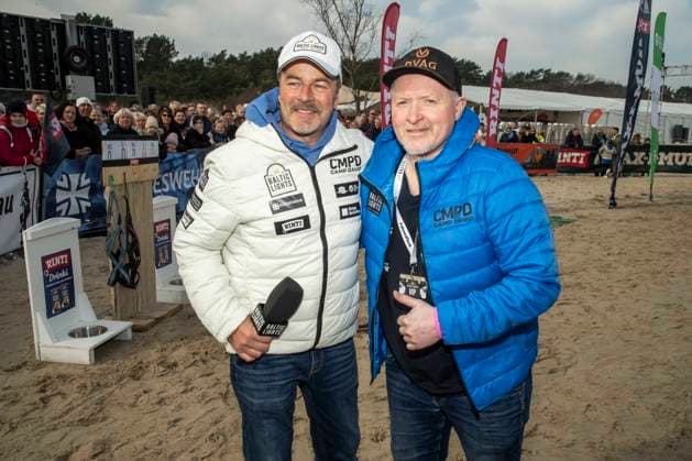 abb Till Demtroeder und Joey Kelly beim Sonntags Spaziergang am Strand an der Ostsee, bei 10.Jahre Baltic Lights 2026 Promi Charity Schlittenhunderennen zu Gunsten der Welthungerhilfe an der Ostsee zwischen der Seebruecke Ahlbeck und der Seebruecke Heringsdorf ,Samstag 07.03.2026 in Heringsdorf MV Deutschland