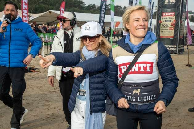 abb Tanja Lanaeus und Seraphina Kalze beim Sonntags Spaziergang am Strand an der Ostsee, bei 10.Jahre Baltic Lights 2026 Promi Charity Schlittenhunderennen zu Gunsten der Welthungerhilfe an der Ostsee zwischen der Seebruecke Ahlbeck und der Seebruecke Heringsdorf ,Samstag 07.03.2026 in Heringsdorf MV Deutschland